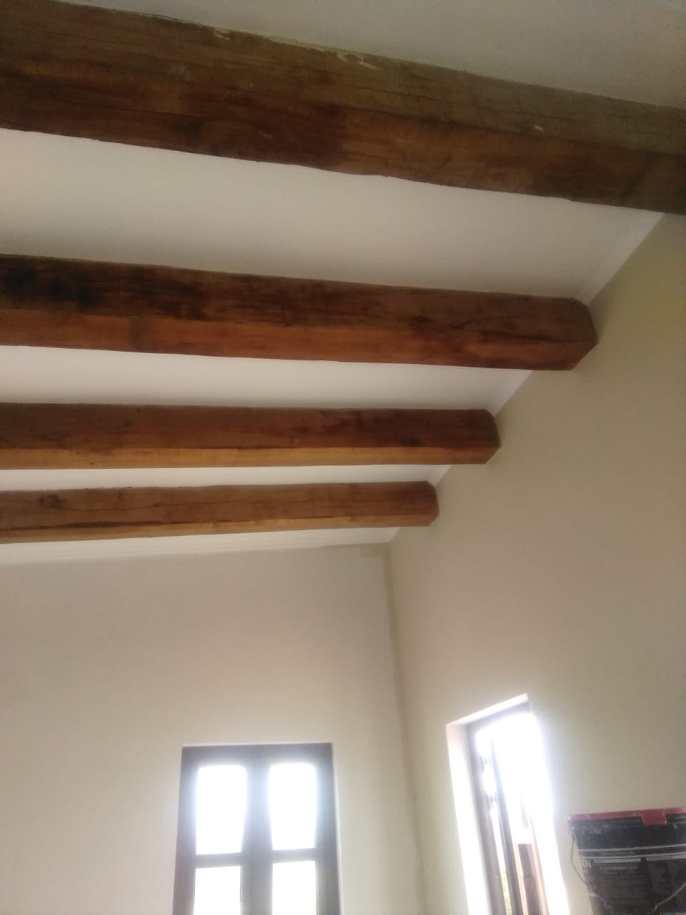 Cerchas de madera a la vista en techumbre