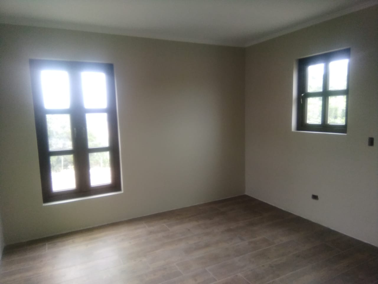 Dormitorio terminado con piso flotante y doble ventana