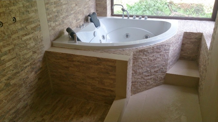 Baño con tina de hidromasaje terminado