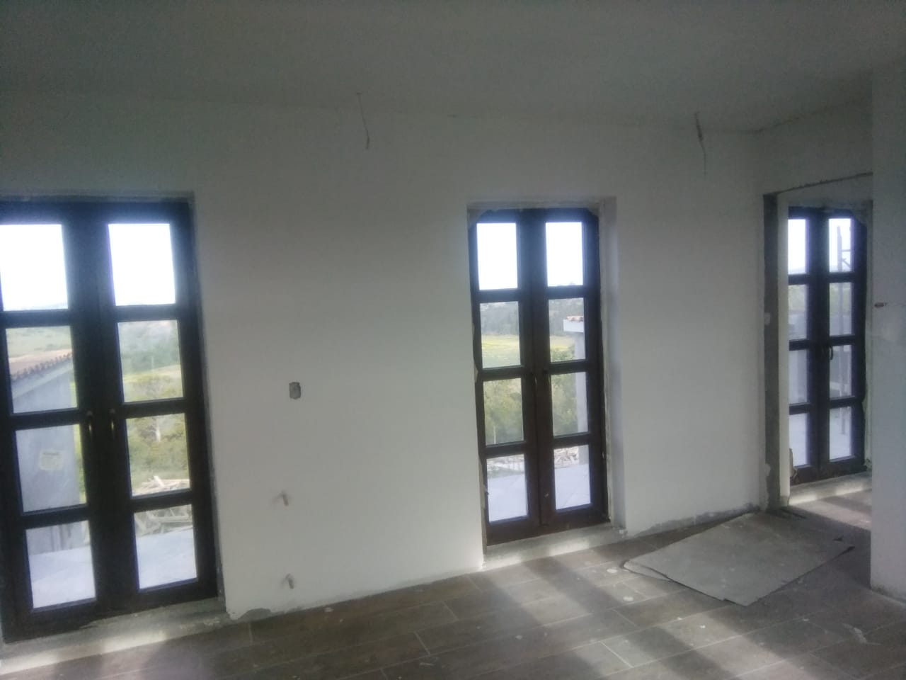 Ventanales y puertas terminadas con vista al valle